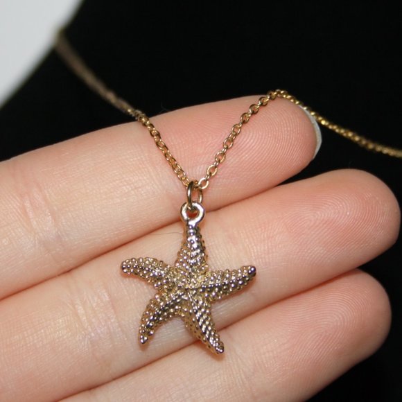 Beautiful gold starfish necklace 18"